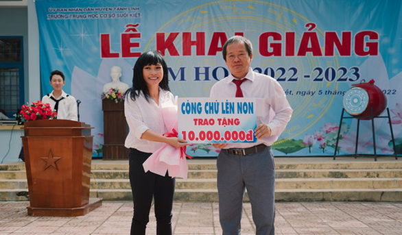 Cưng gì đâu, Phương Thanh vượt hàng trăm km dự lễ khai giảng trường làng - Ảnh 2. Cưng gì đâu, Phương Thanh vượt hàng trăm km dự lễ khai giảng trường làng - Ảnh 2.