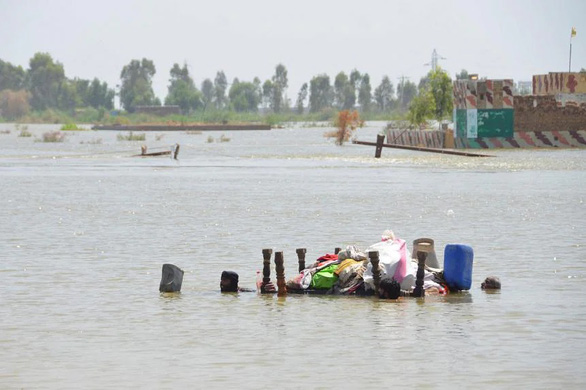 Lũ lụt khiến 1/3 Pakistan chìm trong nước, 1.300 người chết - Ảnh 1.