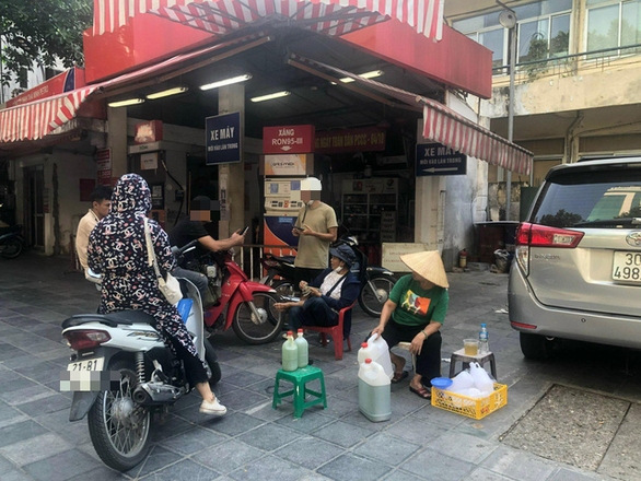 Cây xăng hết hàng, cây xăng tự phát bán ngay phía trước, mua bao nhiêu cũng có - Ảnh 1.