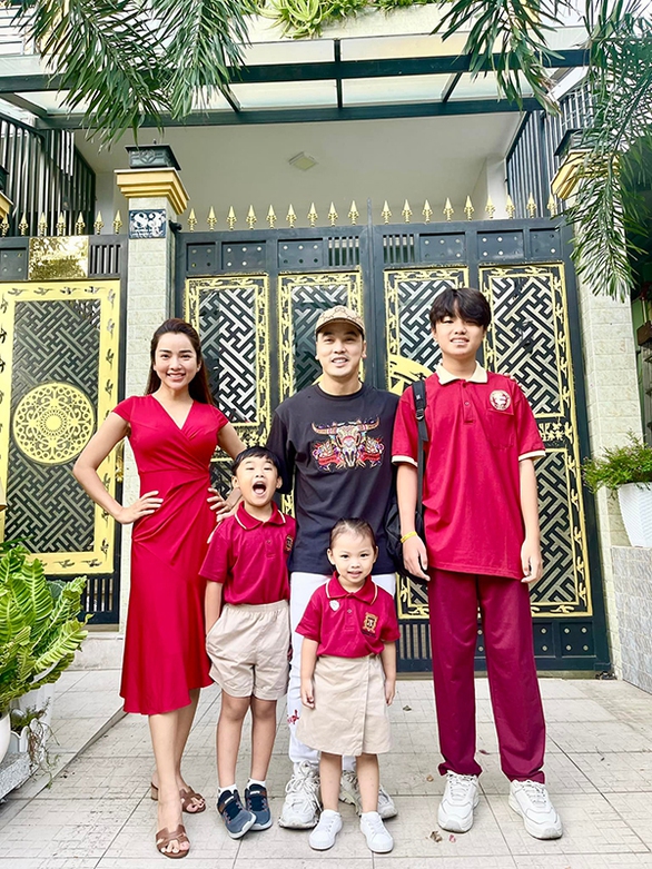 Ảnh vui sao Việt 6-9: Nhã Phương lầy lội tham gia game show - Ảnh 6. Ảnh vui sao Việt 6-9: Nhã Phương lầy lội tham gia game show - Ảnh 6.
