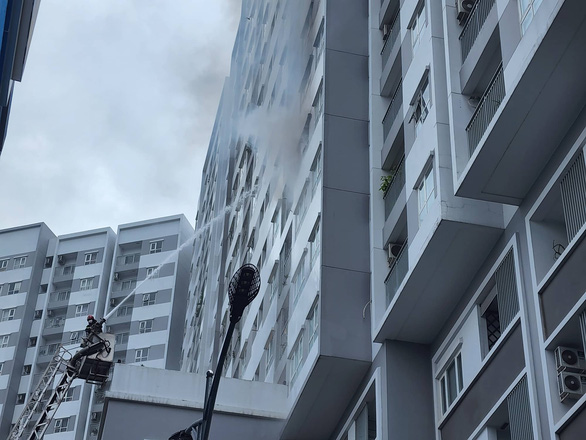 Cảnh sát điều xe thang dập tắt đám cháy tại căn hộ chung cư ở Bình Tân - Ảnh 1.