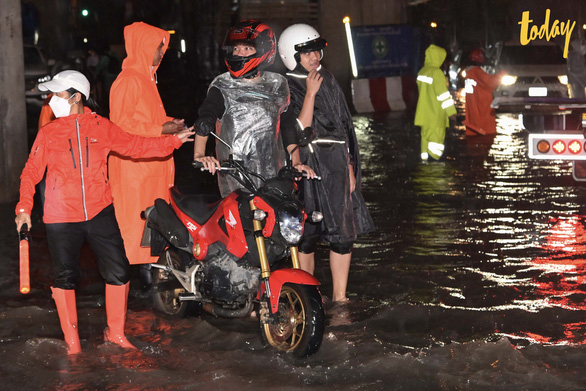 Many provinces in Thailand, including Bangkok, were flooded due to heavy rain - Photo 1.