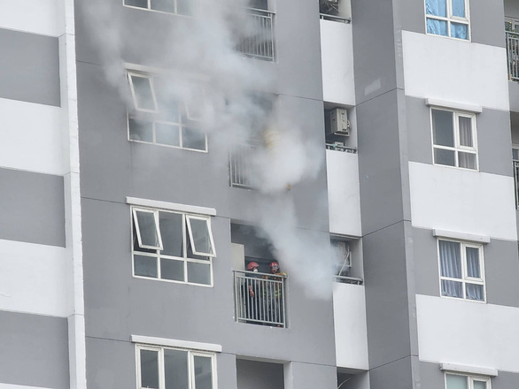 Cảnh sát điều xe thang dập tắt đám cháy tại căn hộ chung cư ở Bình Tân - Ảnh 2.