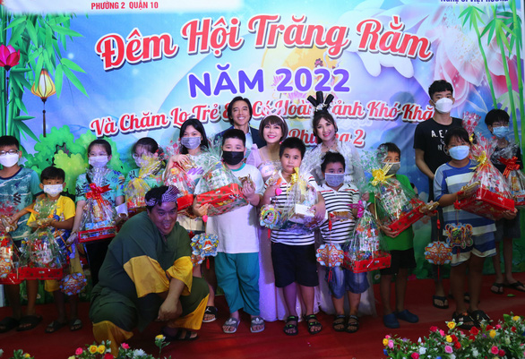 Việt Hương tặng quà Trung thu sớm cho trẻ em khó khăn; Hơn 1.000 khán giả dự đêm nhạc Quang Hà - Ảnh 3.