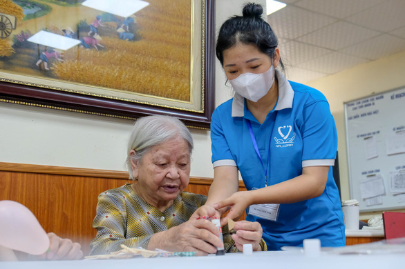 Nhật Bản ‘bật đèn xanh cho ứng viên làm điều dưỡng, chăm sóc người cao tuổi - Ảnh 2.