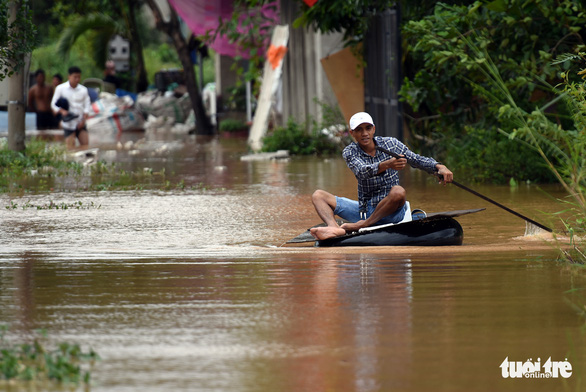 Nước từ đầu nguồn cuồn cuộn đổ về, hàng trăm hộ dân TP Biên Hòa ngập sâu - Ảnh 1.