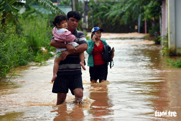 Nước từ đầu nguồn cuồn cuộn đổ về, hàng trăm hộ dân TP Biên Hòa ngập sâu - Ảnh 3.