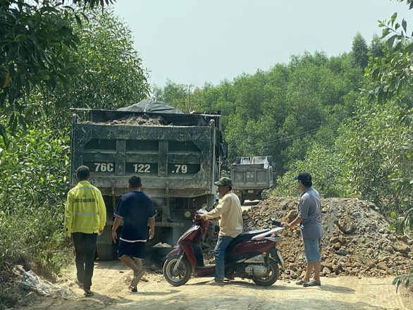 Vụ chủ mỏ đất giam lỏng phóng viên: Nhiều mốc giới biến mất, doanh nghiệp từng bị phạt - Ảnh 1.