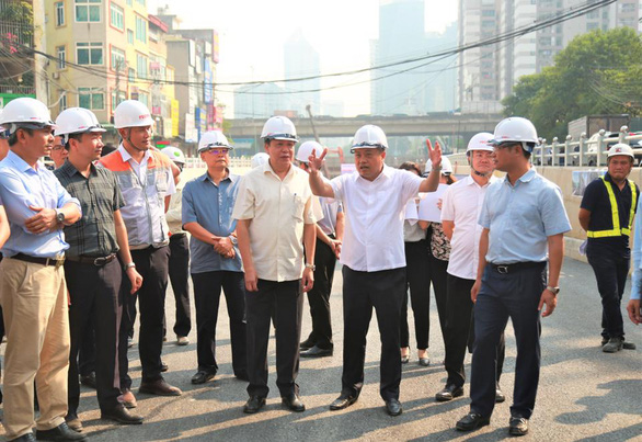 Chủ tịch Hà Nội thị sát, đốc thúc tiến độ 2 công trình giao thông lớn - Ảnh 1.