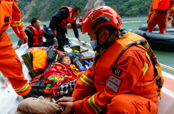Người chết do động đất ở Tứ Xuyên tăng lên 74, Trung Quốc điều động 6.650 người cứu hộ - Ảnh 1.