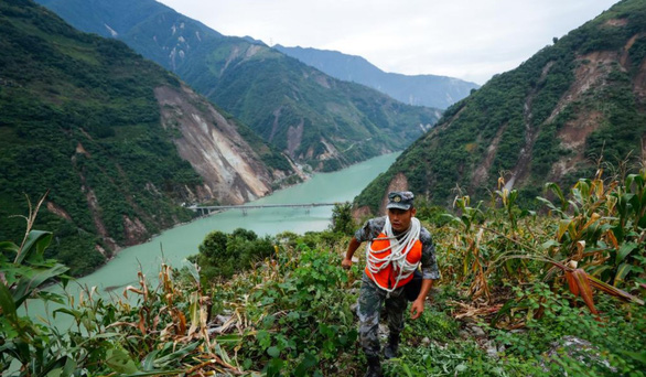 Người chết do động đất ở Tứ Xuyên tăng lên 74, Trung Quốc điều động 6.650 người cứu hộ - Ảnh 2.