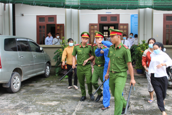 Cựu phó hiệu trưởng dâm ô học sinh ở Tây Ninh lãnh 3 năm tù - Ảnh 1.