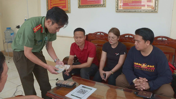 Đôi vợ chồng Việt trả giấy tờ và 50 triệu đồng cho du khách Thái Lan - Ảnh 1.