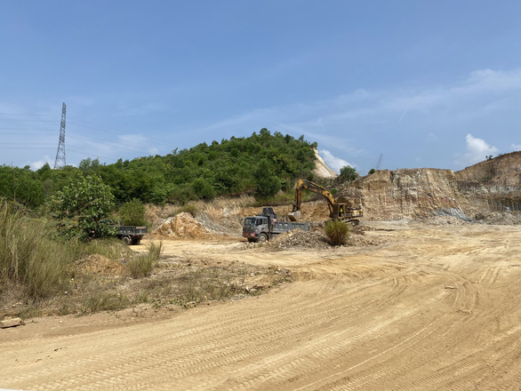 Vụ chủ mỏ đất ‘giam lỏng’ phóng viên: Hỏa tốc kiểm tra mỏ đất Dông Cây Dừa - Ảnh 1.