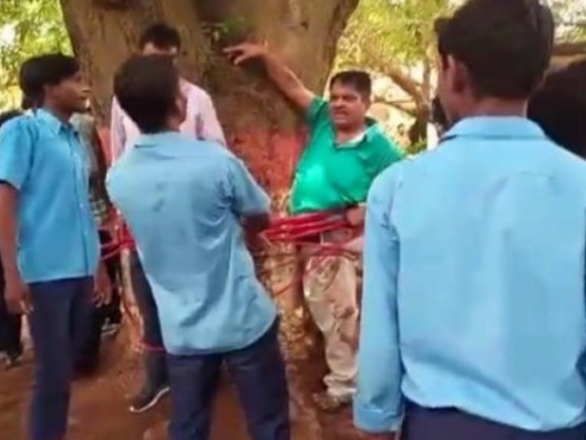 Hàng chục học sinh lớp 9 trói thầy giáo vào gốc cây vì cho điểm kém - Ảnh 1.