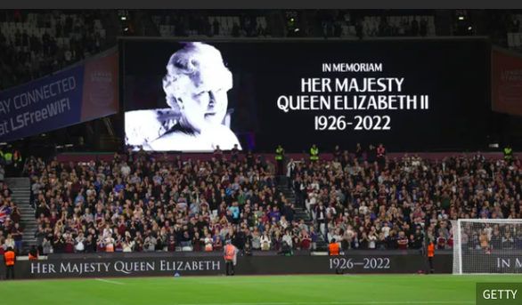 Hoãn các trận đấu ở Premier League cuối tuần này sau khi Nữ hoàng Anh băng hà - Ảnh 1.