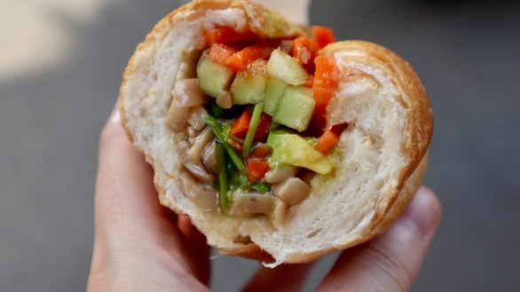 Sau pho đến banh mi vào từ điển Merriam-Webster của Mỹ - Ảnh 1. Sau pho đến banh mi vào từ điển Merriam-Webster của Mỹ - Ảnh 1.