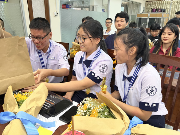 Học sinh lớp 12 vô địch cuộc thi Amazon Build On - Vietnam 2022 - Ảnh 2.