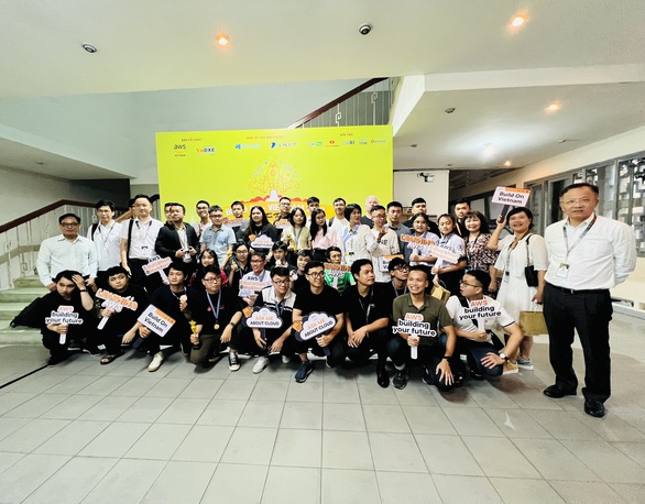 Học sinh lớp 12 vô địch cuộc thi Amazon Build On - Vietnam 2022 - Ảnh 1. Học sinh lớp 12 vô địch cuộc thi Amazon Build On - Vietnam 2022 - Ảnh 1.
