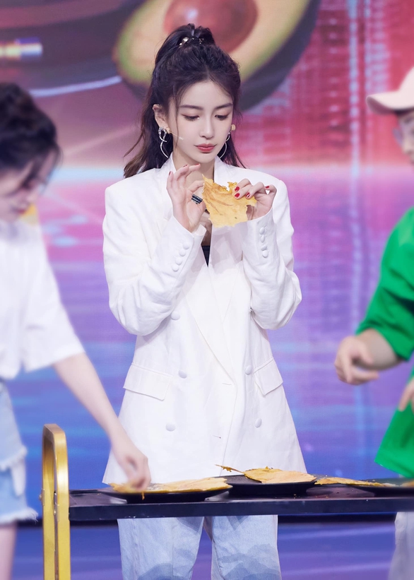 Angelababy gây tranh cãi khi được đề cử giải Thị hậu Kim Ưng bởi diễn xuất ‘mắc mệt - Ảnh 2. Angelababy gây tranh cãi khi được đề cử giải Thị hậu Kim Ưng bởi diễn xuất ‘mắc mệt - Ảnh 2.