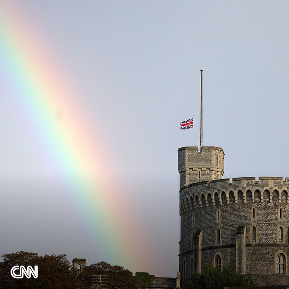Cầu vồng kép xuất hiện ở London trong giờ phút Nữ hoàng Elizabeth II băng hà - Ảnh 4.