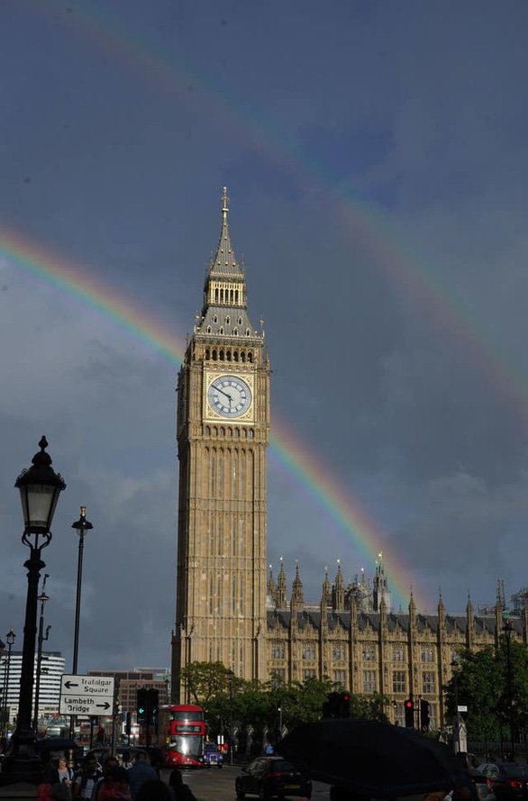 Cầu vồng kép xuất hiện ở London trong giờ phút Nữ hoàng Elizabeth II băng hà - Ảnh 3.