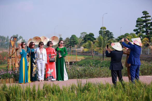 Người dân Hà Nội du xuân tại đường hoa Home Hanoi Xuan 2023 - Ảnh 1.