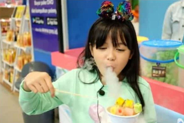 Indonesia báo động trước việc trẻ bỏng dạ dày vì ăn món “hơi thở rồng” - Ảnh 1.