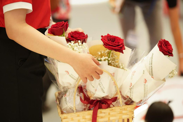 Thương hiệu Morinaga Milk gửi tặng hoa hồng đến khách hàng Việt.