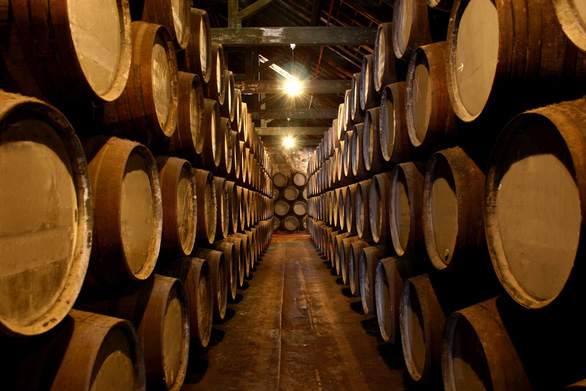 Pháp chi hàng triệu euro biến rượu vang dư thừa thành cồn công nghiệp - Ảnh 1.