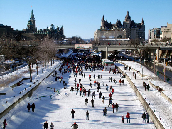 Sân trượt băng tự nhiên lớn nhất thế giới ở Canada có khả năng đóng cửa - Ảnh 1.