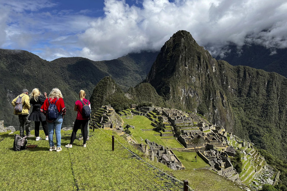 Nhóm khách du lịch đầu tiên đến thăm thành cổ Machu Picchu của người Inca cổ đại ở thung lũng Urubamba, thuộc tỉnh Cusco, Peru, vào ngày 15/2/2023.Ảnh: afp.com