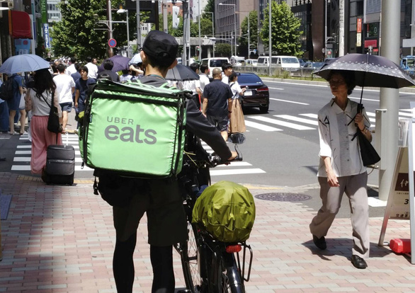 Nhân viên giao hàng của Uber Eats tại Nhật Bản là một nghề tự do. Ảnh: japantimes.co.jp
