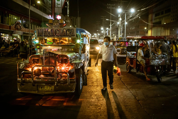 Từ lâu, những chiếc jeepney sặc sỡ đã trở thành biểu tượng văn hóa của Philippines - Ảnh: NEW YORK TIMES