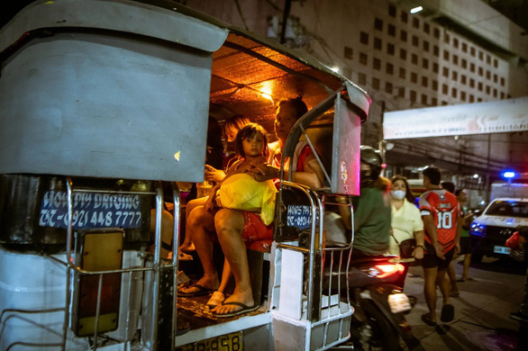 Xe jeepney là phương tiện đi lại ưa thích của đông đảo người dân Philippines ít tiền - Ảnh: NEW YORK TIMES