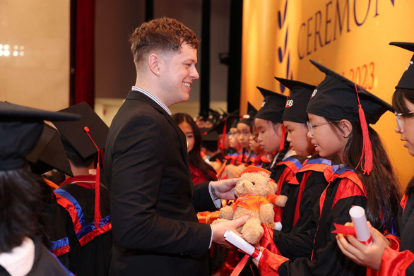 VUS tổ chức trao chứng chỉ quốc tế Cambridge cho 1.516 học viên - Ảnh 2.