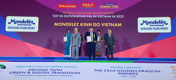 Ông Bùi Khánh Nguyên (giữa) - giám Đốc Đối Ngoại công ty Mondelez Kinh Đô Việt Nam - nhận giải thưởng Rồng Vàng năm 2023