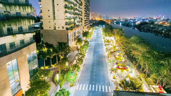 &quot;Công viên bền vững&quot; với hàng nghìn cây xanh nằm cạnh bờ sông được trang trí các tiểu cảnh hoa và đèn tạo nên vẻ đẹp nên thơ giữa Sài Gòn đô hội