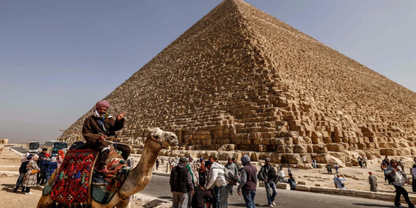 Khách du lịch tham quan Kim tự tháp Khufu ở Giza, Ai Cập, ngày 2-3-2023.Ảnh: afp.com