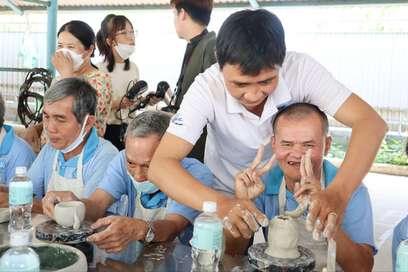 Eisai Việt Nam mang nụ cười ấm áp đến người già neo đơn, người bại liệt - Ảnh 1.