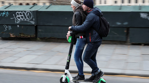 Pháp tăng mức phạt tiền đối với hành vi chở thêm người khác trên e-scooter. Ảnh minh họa. Nguồn: cnn.com