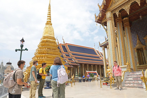 Khách du lịch khám phá Chùa Phật Ngọc ở Bangkok, Thái Lan.Ảnh: bangkokpost.com