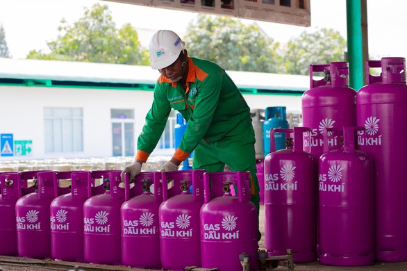 Người tiêu dùng ‘thở phào nhẹ nhõm’ vì giá gas giảm mạnh - Ảnh 1. Người tiêu dùng ‘thở phào nhẹ nhõm’ vì giá gas giảm mạnh - Ảnh 1.
