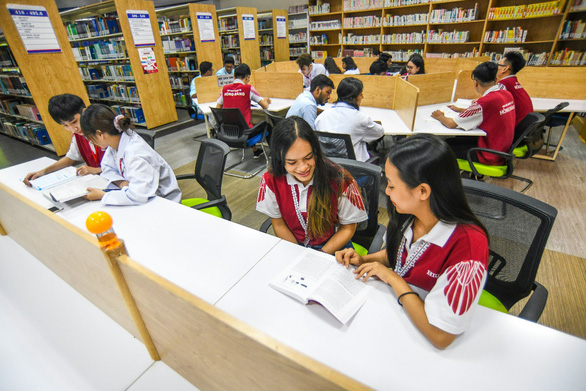 Sinh viên Trường đại học Quốc tế Hồng Bàng trong giờ học tại thư viện trường