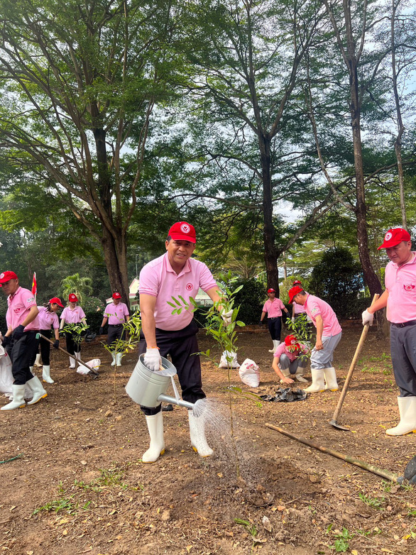 Tập thể nhân viên nhà máy, trang trại CPV tham gia trồng cây xanh ngày Trái Đất