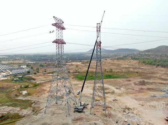 Đường dây 500kV Vĩnh Tân - rẽ Sông Mây - Tân Uyên đây được thi công gấp rút từ ngày 6 đến 13-4-2023, đường đường dây 500kV Vĩnh Tân - Sông Mây được hoàn thành trong khoảng thời gian từ 16 đến 23-4-2023