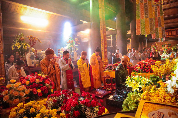 Phần nghi lễ trang nghiêm Vạn hoa dâng Phật