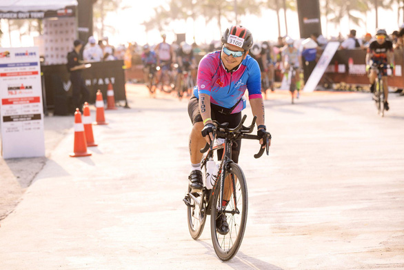 Kỷ niệm 15 năm thành lập, Ironman CMC Telecom ‘đổ bộ’ bờ biển Đà Nẵng - Ảnh 4.