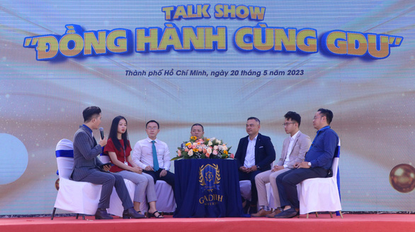 Đại diện doanh nghiệp chia sẻ với sinh viên trong talkshow Đồng hành cùng GDU 2023 - Ảnh: MỸ NGỌC