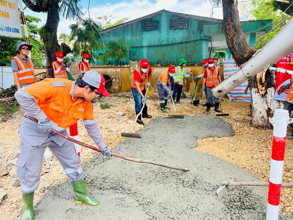 Các tình nguyện viên INSEE tham gia cải tạo vỉa hè trường Tiểu Học Thị trấn Kiên Lương 2, khu phố Lò Bom, Kiên, Lương, Kiên Giang.